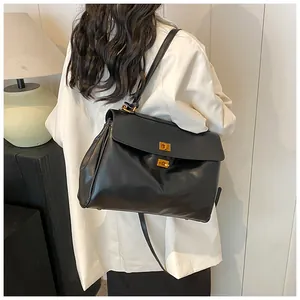 Dettaglio della borsa tote nera in pelle con eleganti chiusure a scatto in metallo dorato