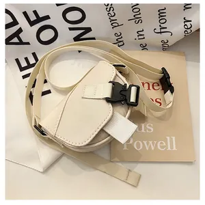 Dettaglio mini borsa a tracolla in nylon crema con fibbia tattica nera a scatto