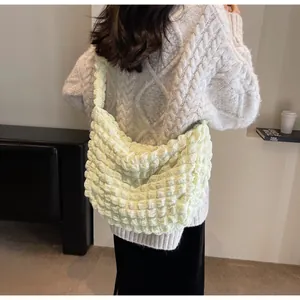 Détail du sac hobo vert clair avec texture gaufrée et large bandoulière confortable