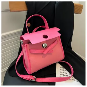 Dettaglio delle cuciture in pelle rosa a contrasto e chiusura in metallo della borsa