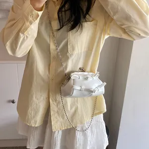 Mini borsa bianca a tracolla con dettagli a fiocco e catena argentata alla moda