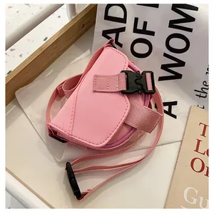 Vista dall'alto della mini borsa a sella in nylon rosa con fibbia tattica nera