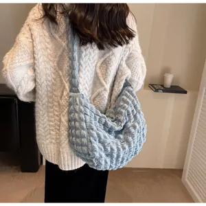 Détail de la texture froncée à bulles bleu clair et de la finition textile du sac à main