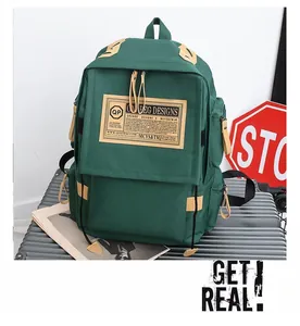 Dettaglio dello zaino verde scuro con inserti in pelle su una valigia grigia urbana