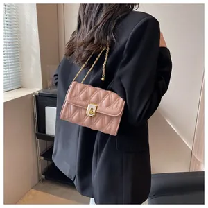 Vista posteriore di una modella con borsa trapuntata rosa e tracolla a catena