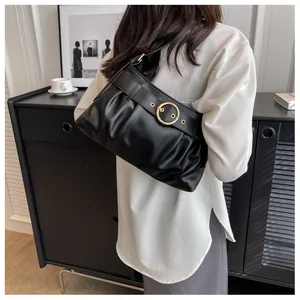 Elegante borsa a nuvola nera a pieghe da donna con grande fibbia rotonda in metallo dorato