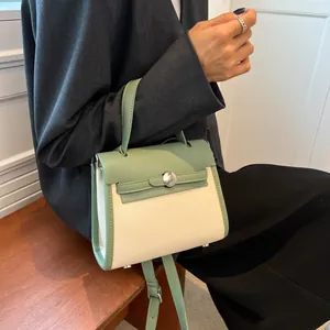 Borsa Kelly bicolore in pelle verde chiaro e crema con chiusura girevole in argento