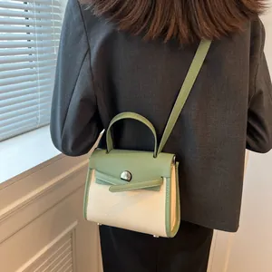 Borsa a tracolla bicolore verde e beige con trama litchi e fibbia rotonda in metallo