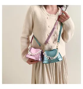 Mini borsa a tracolla metallizzata con perle e dettaglio catena a cuore su modella
