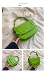 Dettaglio di una borsa a tracolla verde brillante con patta a onde e logo in metallo