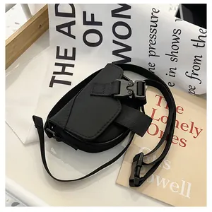 Vista dall'alto del mini borsello in nylon nero con fibbia tattica e cinturino