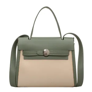 Borsa Kelly bicolore verde e beige con grana litchi e hardware in metallo argento