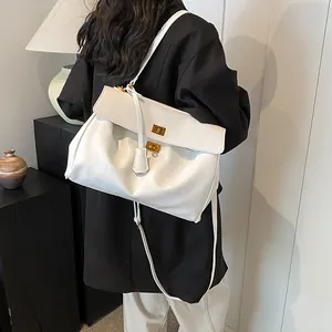Borsa tote minimalista in pelle bianco perla con hardware dorato e tracolla alla moda