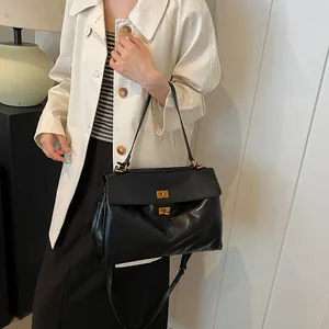 Borsa tote nera minimalista con doppie serrature dorate e finitura in pelle lucida