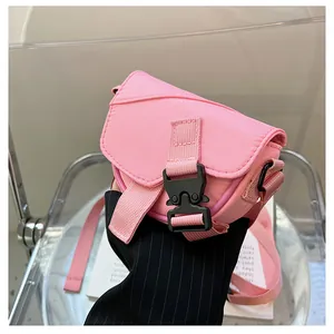 Mini borsa a sella in nylon rosa con fibbia moderna e tracolla regolabile trendy
