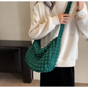 Sac bandoulière minimaliste vert foncé en tissu gaufré pour femme style décontracté