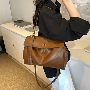 Borsa tote marrone minimalista in pelle morbida con chiusura a rotazione dorata capiente