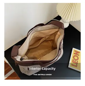 Dettaglio dell'interno della borsa tote in tela con una tasca interna con cerniera