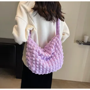 Texture détaillée du sac à bandoulière plissé lavande porté par un mannequin de profil