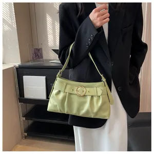 Dettaglio della borsa a nuvola plissettata verde pistacchio con fibbia tonda in oro