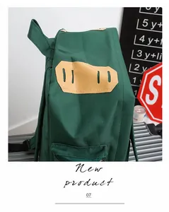 Dettaglio dello zaino in tela verde scuro con inserto in pelle e spallacci robusti
