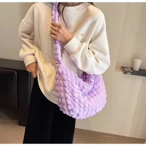 Texture détaillée du tissu gaufré lavande sur un sac à bandoulière en forme de croissant