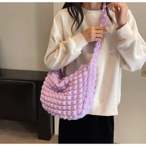 Détail de la texture froncée du sac hobo lavande en tissu léger à bulles