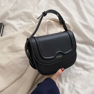 Elegante borsa a mano in pelle nera con patta a onda e logo metallico per uno stile chic