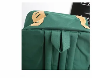 Dettaglio ravvicinato dello zaino in tela verde bosco con inserti in pelle kaki