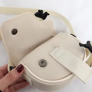 Mini borsa a tracolla in nylon beige con chiusura magnetica e fibbia resistente