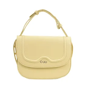 Borsa a tracolla giallo chiaro minimalista con patta ondulata e logo elegante