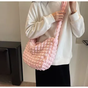 Détail du sac hobo plissé rose clair avec une texture gaufrée 3D et un tissu doux unique