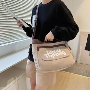 Grande borsa a tracolla vintage in tela beige e marrone con stampa di lettere moda