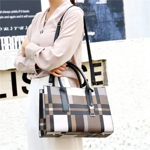 Κλασική καρό τσάντα shopper με λαβές και ρυθμιζόμενο λουράκι ώμου για γυναίκες μόδας