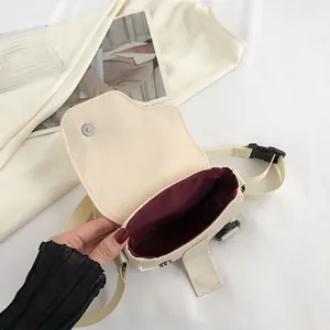 Mini borsa a tracolla in nylon bianco crema con fodera bordeaux e cinturino regolabile