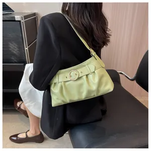 Dettaglio della borsa a tracolla pieghettata verde avocado con fibbia ad anello dorata