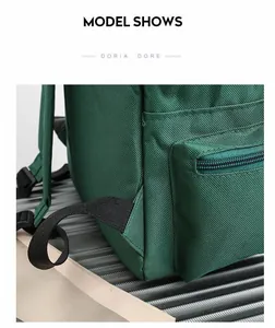 Dettaglio dello zaino in tela verde scuro con tasca laterale a zip e cinturino regolabile