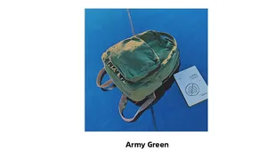 Dettaglio della trama dello zaino in tela verde militare e della tasca frontale con zip