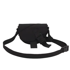 Mini borsa a tracolla minimalista in nylon nero con fibbia e cinturino regolabile