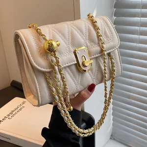 Borsa a tracolla trapuntata beige con sfera dorata e chiusura a scatto chic