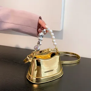 Mini borsa a secchiello dorata in vernice con manico in perle e cuore con scritte