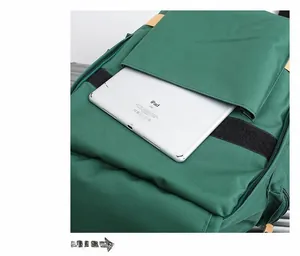 Dettaglio dell'interno dello zaino verde con scomparto imbottito per tablet e chiusura velcro