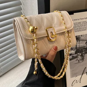 Borsa a tracolla trapuntata beige in pelle PU con catena d'oro e palla d'oro decorativa