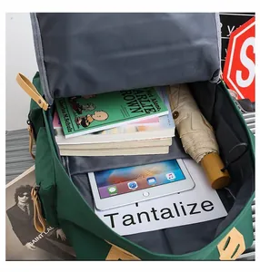 Interno capiente dello zaino che mostra lo spazio per libri, tablet e ombrello