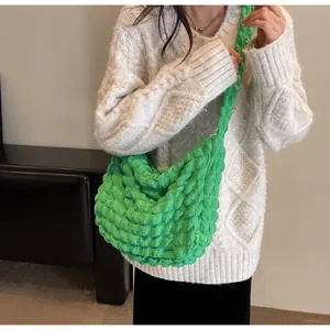 Sac à bandoulière vert éclatant pour femme avec texture popcorn et fronces