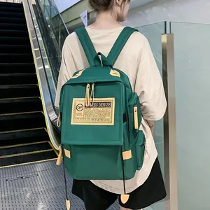 Zaino da studente multifunzionale verde scuro con toppa vintage e dettagli gialli