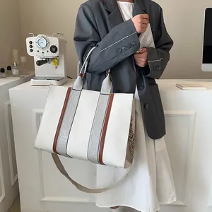 Sac fourre-tout tendance en toile beige avec bordure en cuir marron et bandoulière