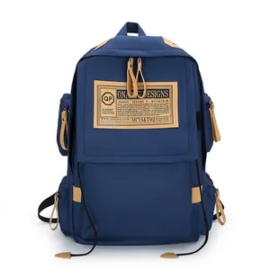 Zaino blu scuro a grande capacità con dettagli in ecopelle color cammello per viaggio
