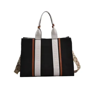 Grand sac cabas en toile noire avec garniture en cuir et large bandoulière ethnique