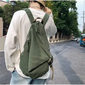 Bolso bandolera de lona verde militar con diseño triangular y correa ancha